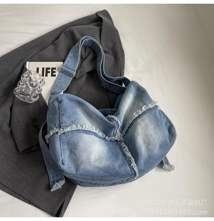 

2025 new washed and old denim tote bag fashionable commuter women s bag large capacity underarm shoulder messenger bag светло-синий