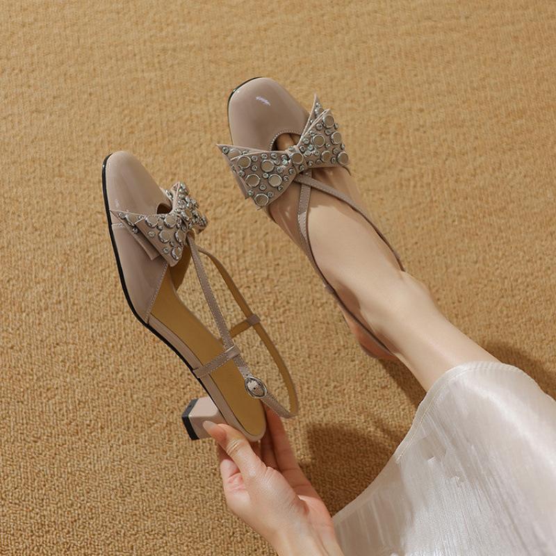 Koreanische Version von Taschenkopf-Sandalen, flachmündige, hinten offene Einzelschuhe, Frühling neu, mittlerer Absatz, Schleife, Lackleder, eckige Zehenkappe, Damen-Blockabsatz