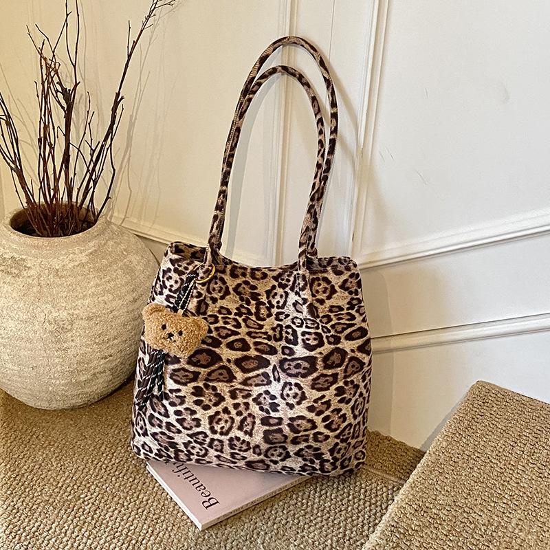 

Large capacity suede bag women s bag 2025 autumn and winter new fashion retro shoulder bag niche commuter tote bag no pendant