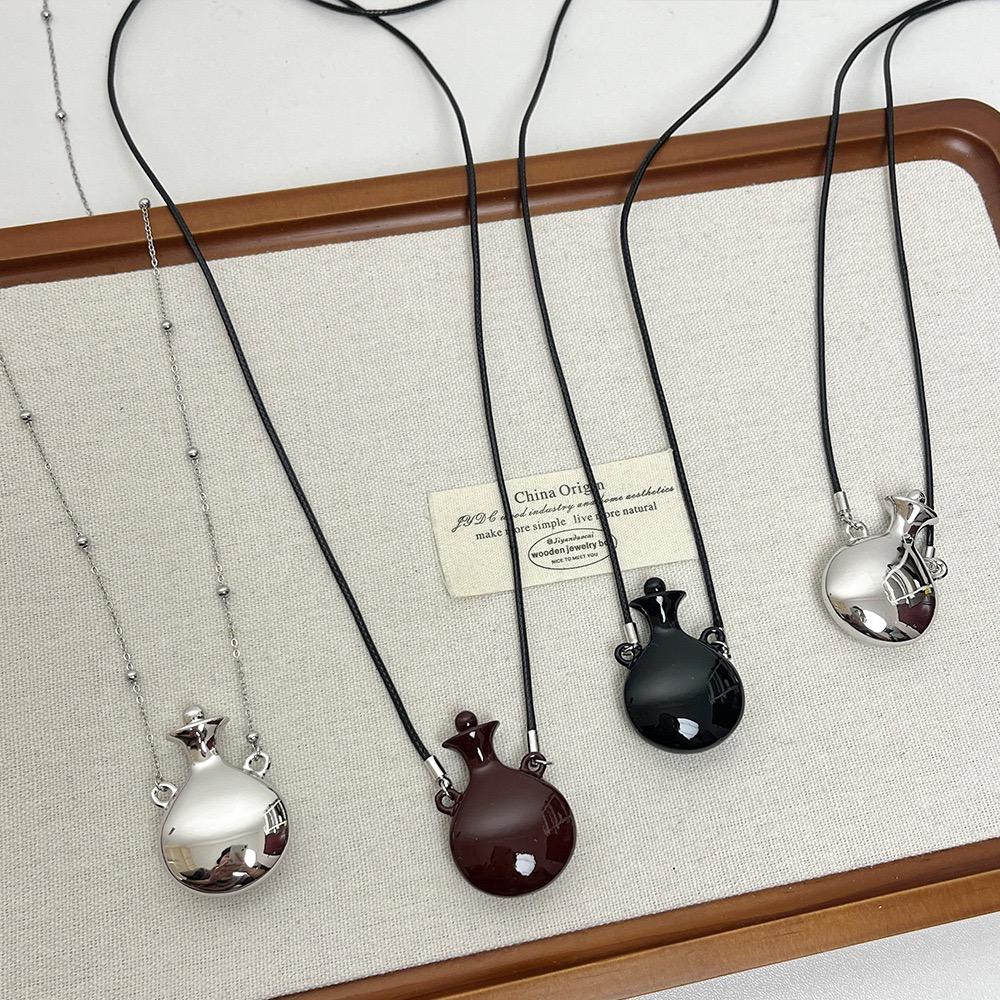 Korean-Style Simple INS Style Wine Jug Pendant Necklace, Personalized Long Sweater Chain Accessory 2025