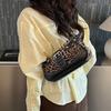 Boucle de ceinture rétro imprimé léopard sac à bandoulière tempérament nouveau mode printemps et été rivet grande capacité décontracté sac d'aisselle