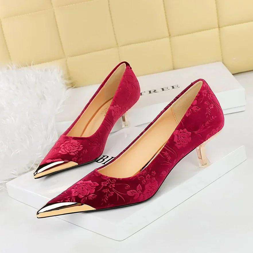 Fashion Autumn Luxury Metal Pointed Toe High Heels for Women Sexy Thin Low Heels Women Pumps Elegant Flower Suede Banquet Ladies Shoes