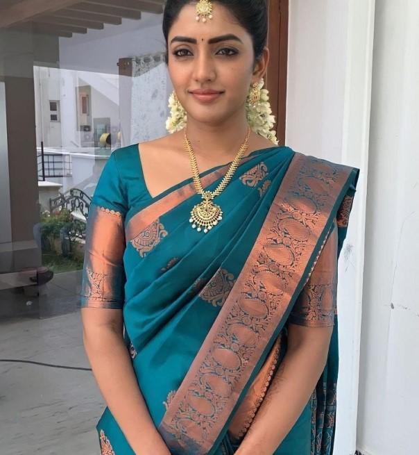 Frumos Golden Jari cu un nou design Soft Lichi Silk Saree