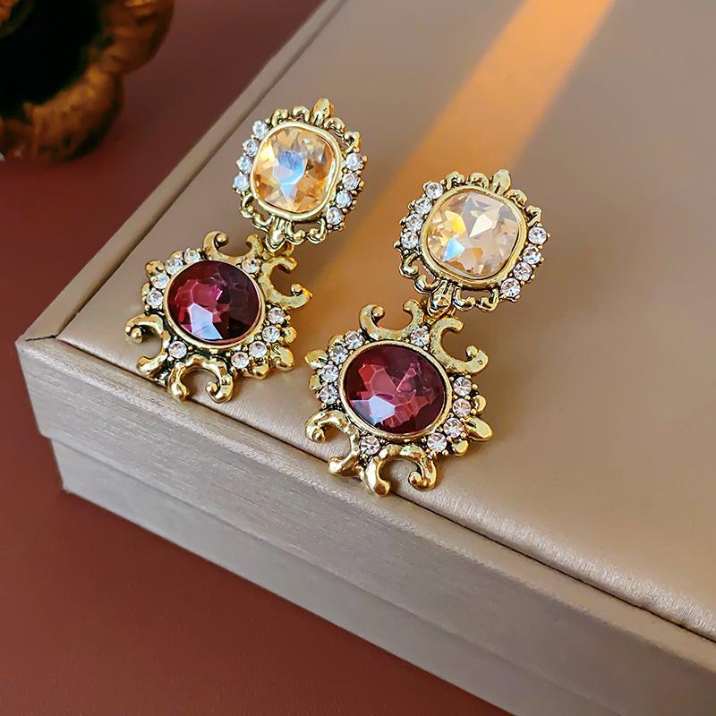 Vintage Diamond-Set Round Necklace: High Court Style Fashion Clavicle Chain Jewelry