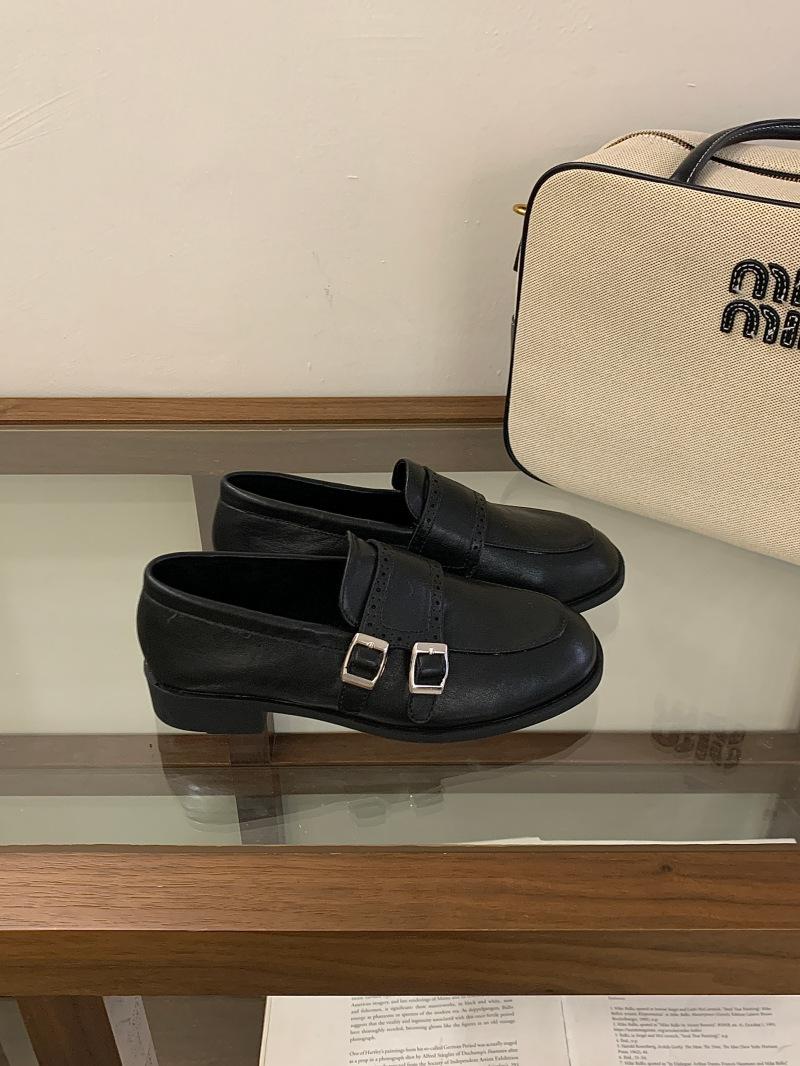 

Неустающие ноги Британский стиль маленькие кожаные туфли 2025 новые черные на низком каблуке лакированная кожа французские лоферы на одной педали одинарные туфли 35