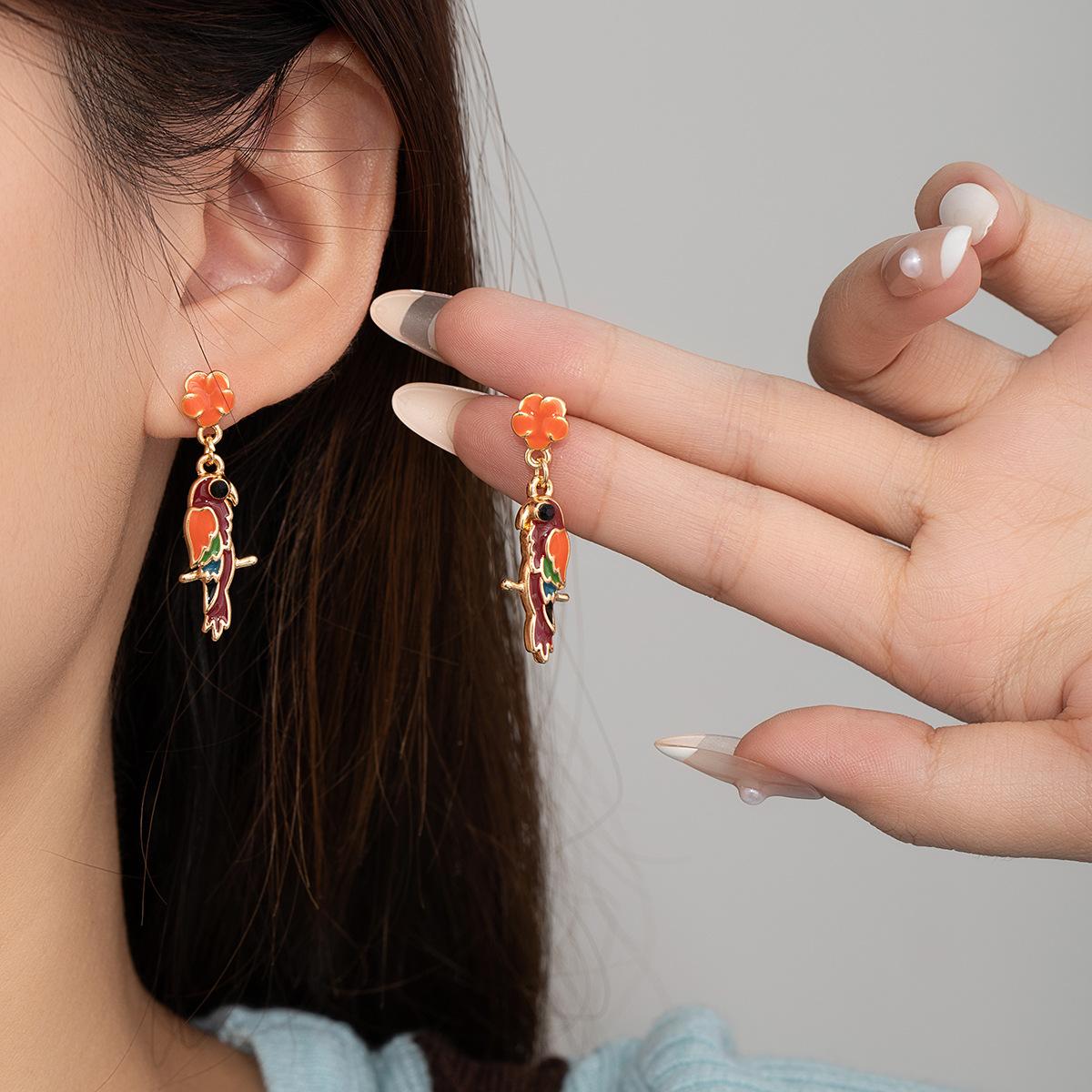 

Vintage Fashion Court Bird Flower Colored Parrot Earrings Personality Trend Niche High-End Earrings