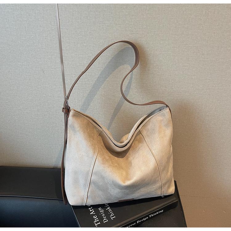 Retro Large-capacity Tote Bag Women's 2025 New Winter Casual Simple and Versatile Shoulder Bag Commuter Messenger Bag Tide