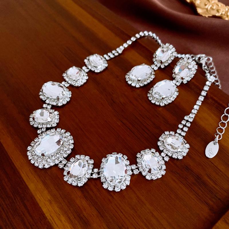 

Роскошный набор серег-пусет и ожерелья с бриллиантами овальной формы для женщин