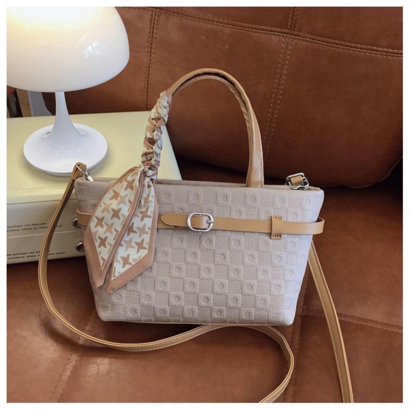 Small bags are popular today, women's summer new fashion messenger bags, portable bucket bags.