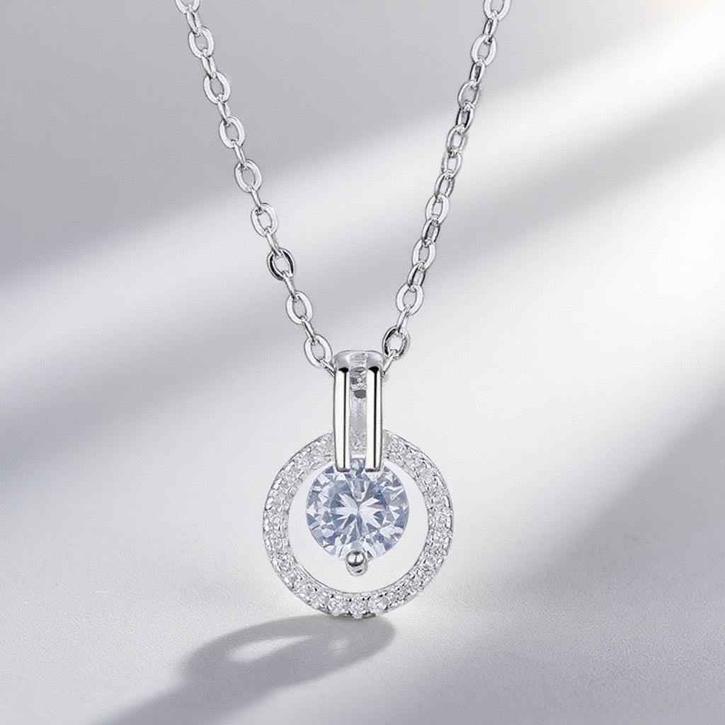 Diamond-Shaped Retro Ladies' Necklace: Elegant Design, Lightweight Luxury, Versatile Clavicle Chain.