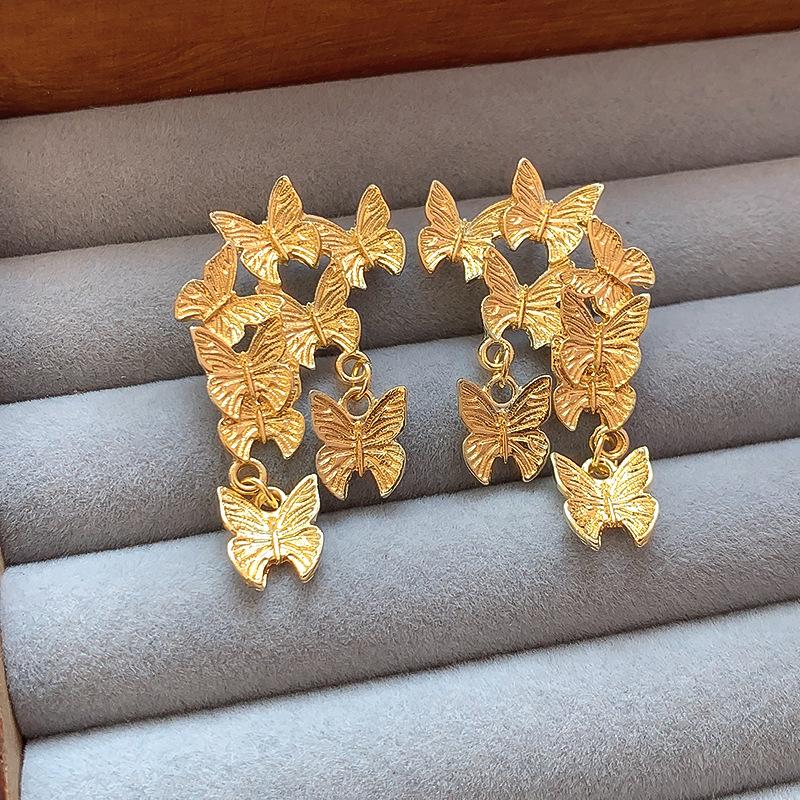 

Трендовые серьги-кисточки с бабочками и жемчугом на весну 2025 для женщин