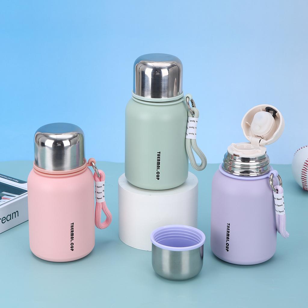 Stylový termohrnek z nerezové oceli Jednoduchý a kompaktní závěsný pohárek na vodu Venkovní přenosný vakuový skákací pohár
