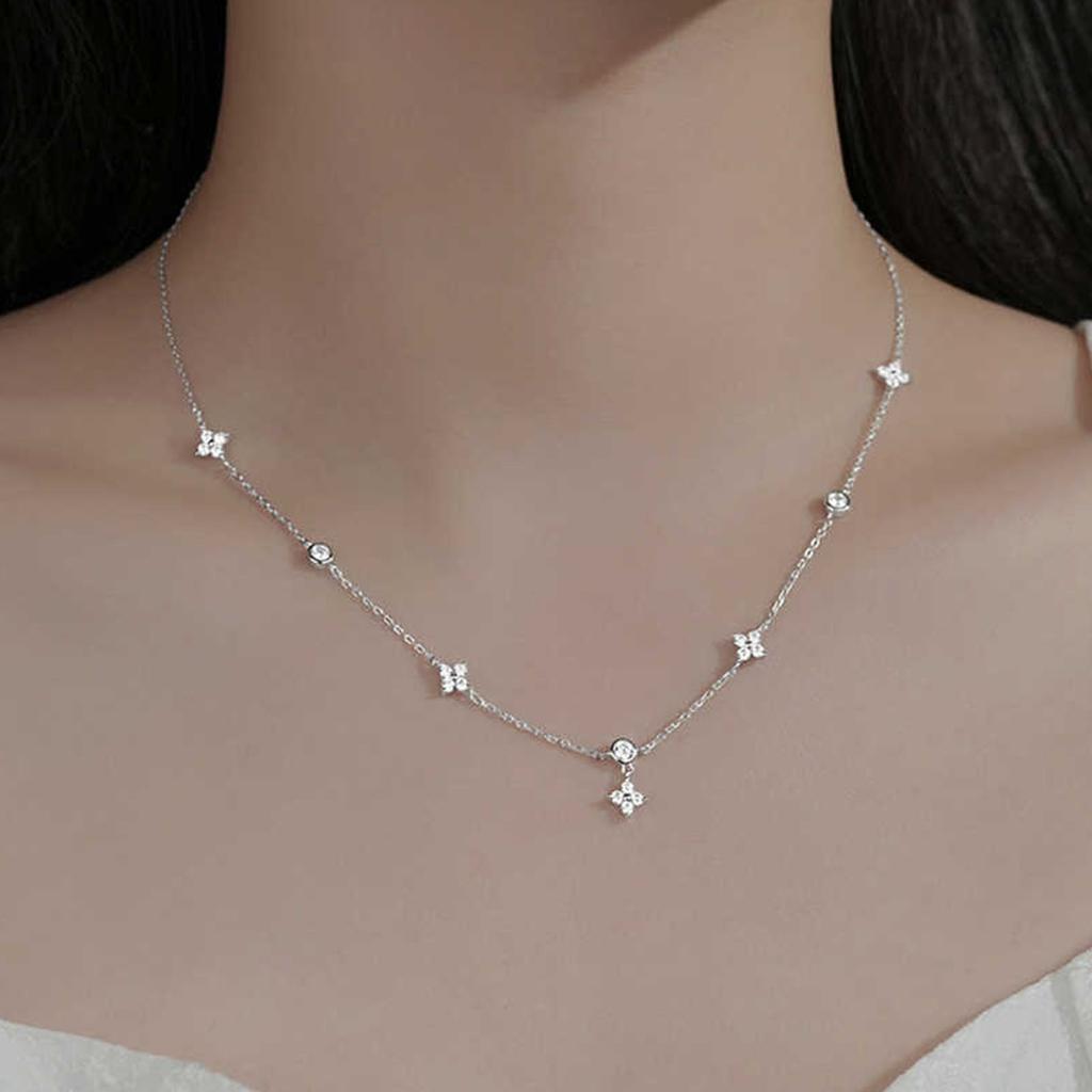 Sparkling Necklace Fashion Four Leaf Clover Pendant Necklace Neck Jewelry Perfect for Youthful Couple or Close Friend