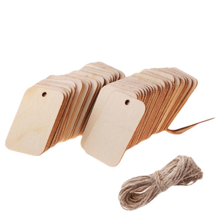 Gravovaná dřevěná karta s přáním s prázdnou visačkou a závěsnou cedulkou