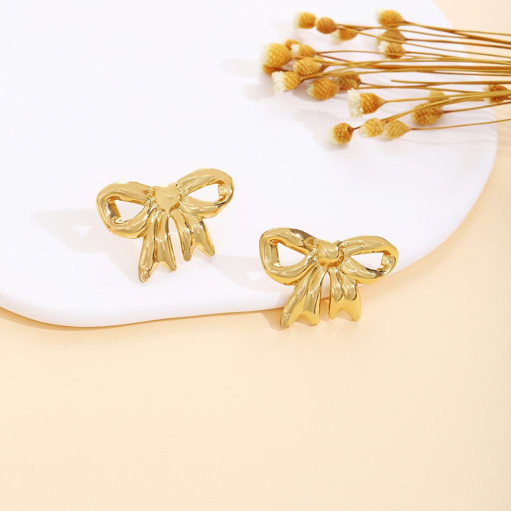 Spiral Maple Leaf Love Hollow Irregular Earrings, Heavy Industry Advanced Sense Metal Style Fashion Temperament Earrings