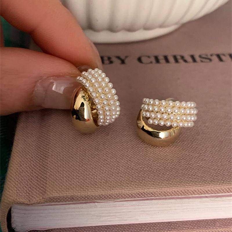 Niche Luxury Pearl Metal Arc Stud Earrings: Simple, Unique, Versatile Design.