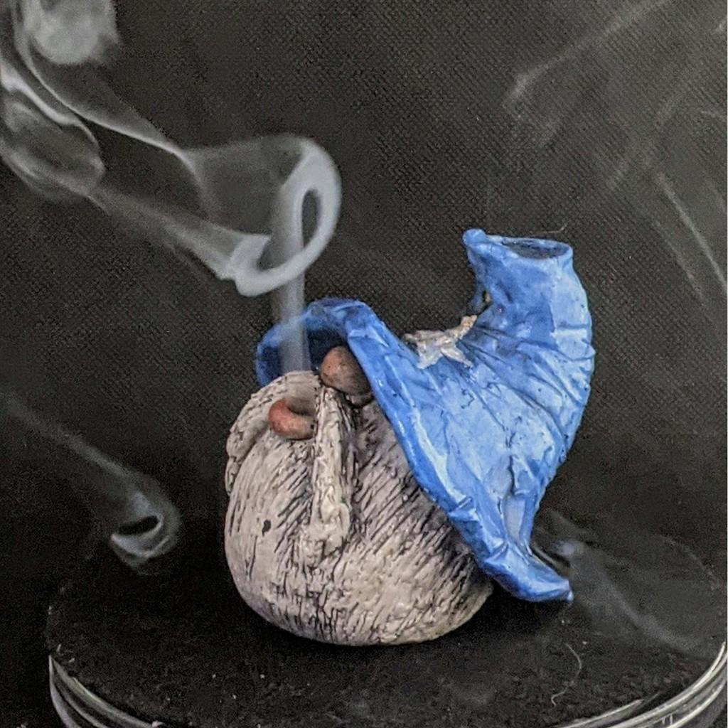 Charmig rökande gammal dvärg harts hantverk bordsskiva trädgårdsdekor för hem och kontor