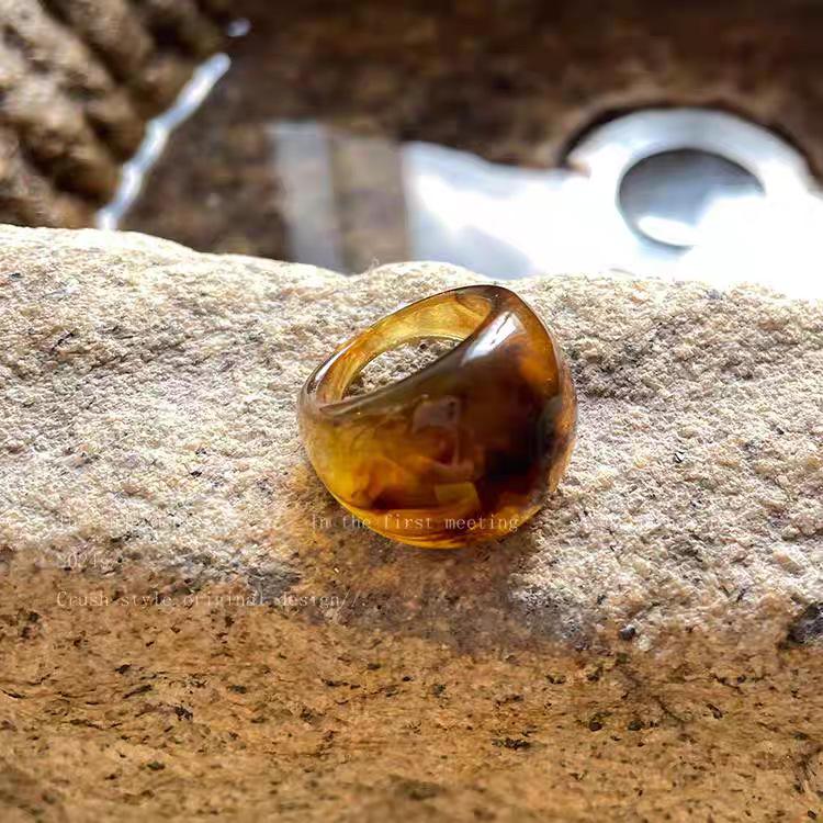 

Maillard Retro Wide-Brimmed Resin Ring Women S Light Luxury High-End Amber Index Finger Ring Niche Design Exaggerated Ring