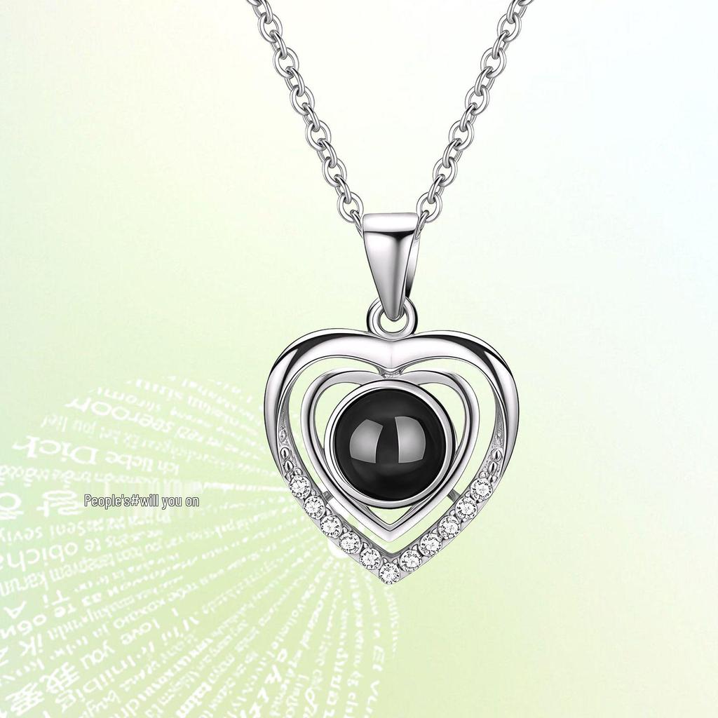 Naszyjnik Projekcyjny Ozon Podwójne Serce: Elegancki Wisiorek z napisem 'Kocham Cię' w 100 Językach