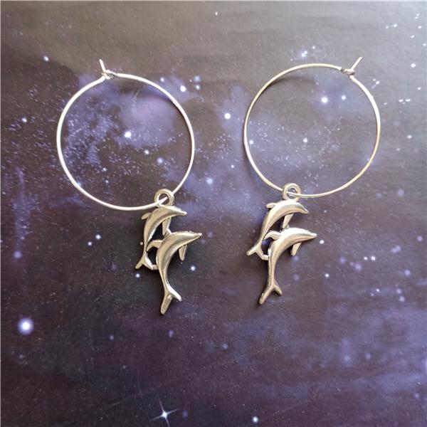 

Серьги-кольца с дельфинами, обручи 3 см, обручи с дельфинами, крутой подарок для нее, эффектные серьги, готические серьги-подвески