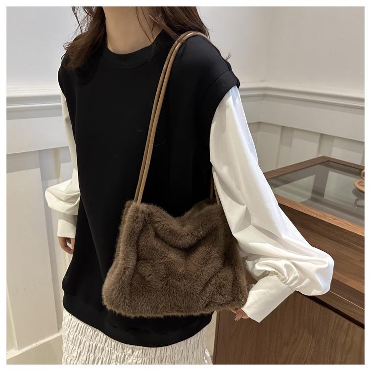 

Plush bag women s 2025 new autumn and winter versatile shoulder bag, plush high-end explosion, large-capacity bucket bag