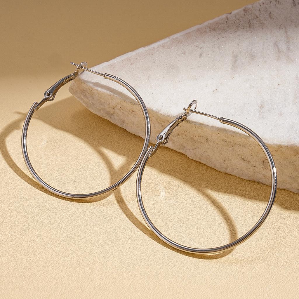European and American metal style oval hollow chain earrings light luxury high-end stud earrings personalized niche earrings women
