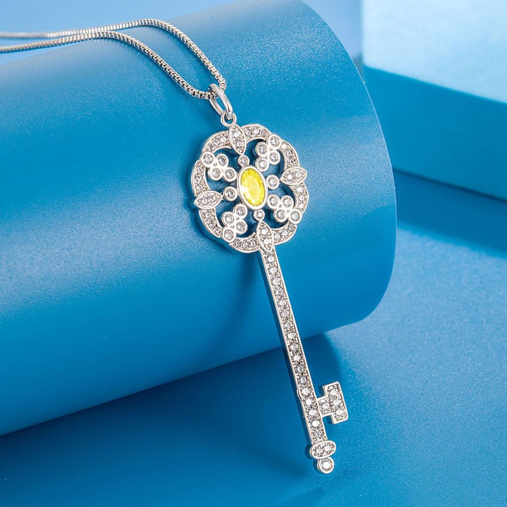 Micro -Inlaid Embedded Stone Flower -Shaped Pendant Necklace