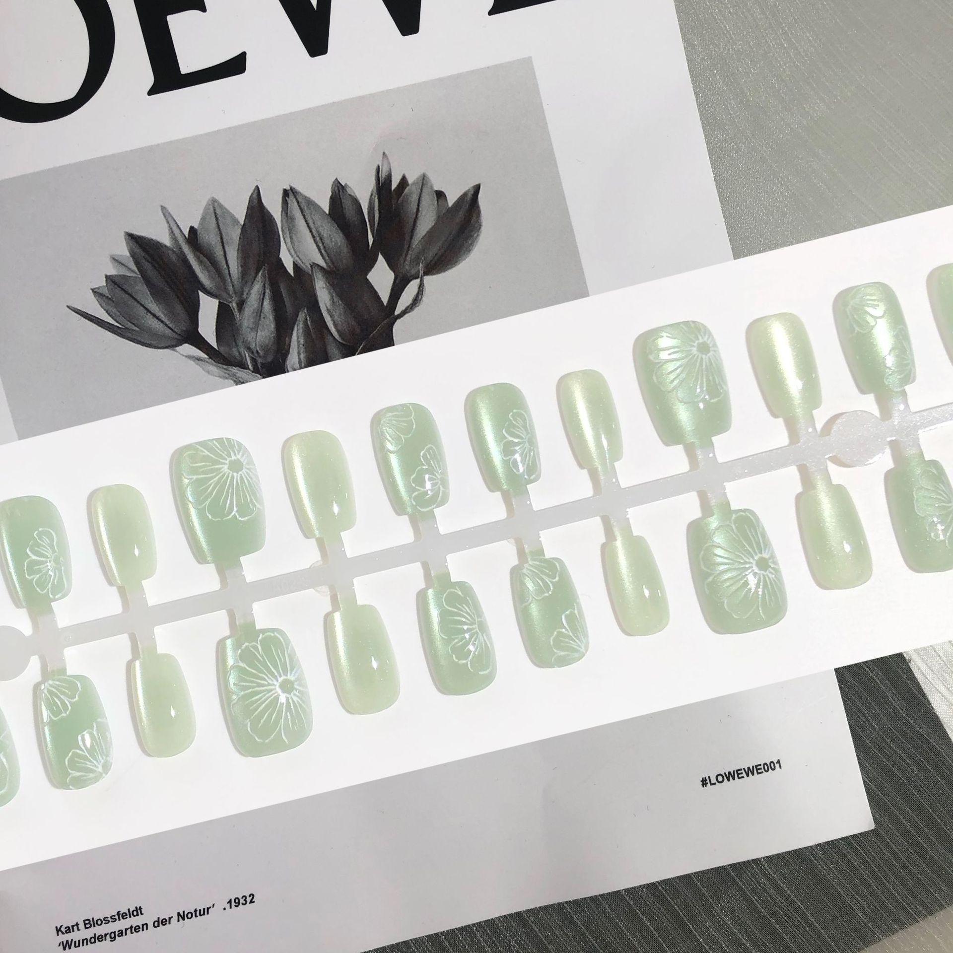 

Petal Cat Eye Wearable Nails: Fresh Summer Green & Short Flower Design [30 Pieces] Pre-dawn Green [All M size]