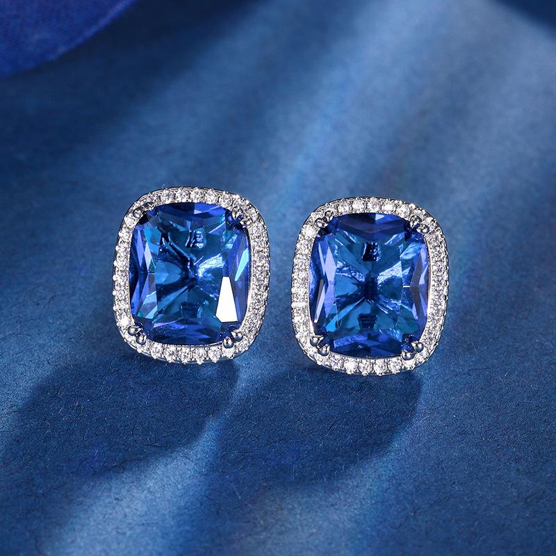 

Ювелирные изделия Медное основание с золотым покрытием Имитация синей шпинели Женский костюм Темперамент Полная бриллиантовая роскошная оправа 15 * 20-10 * 12