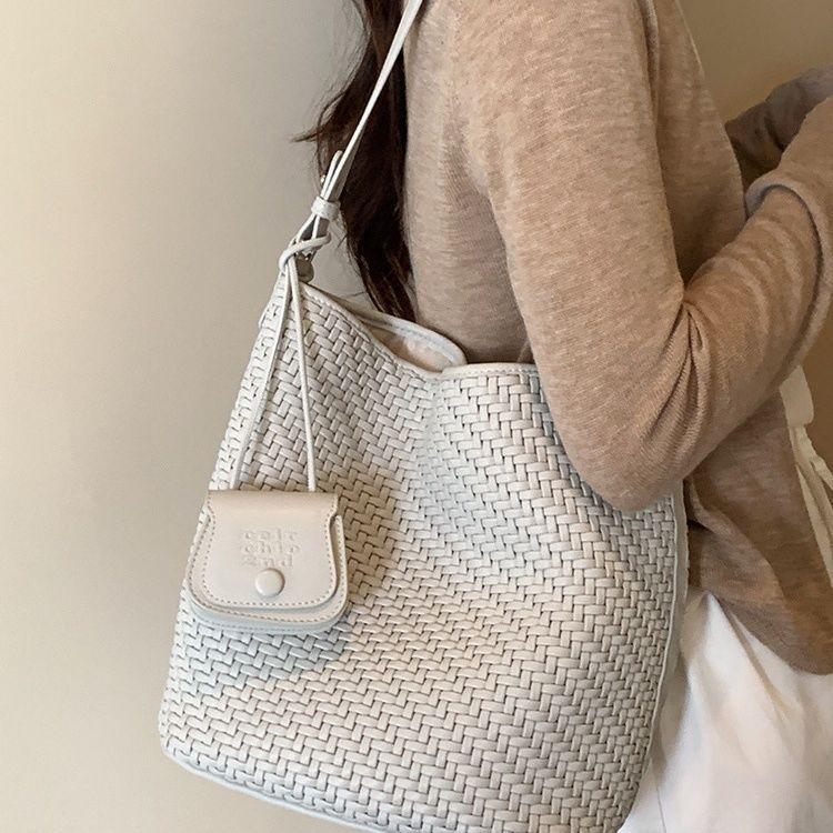 

Yunting Weilan Bucket Bag Women s 2025 New Woven Bag Commuter Shoulder Big Bag Factory Supply Chain