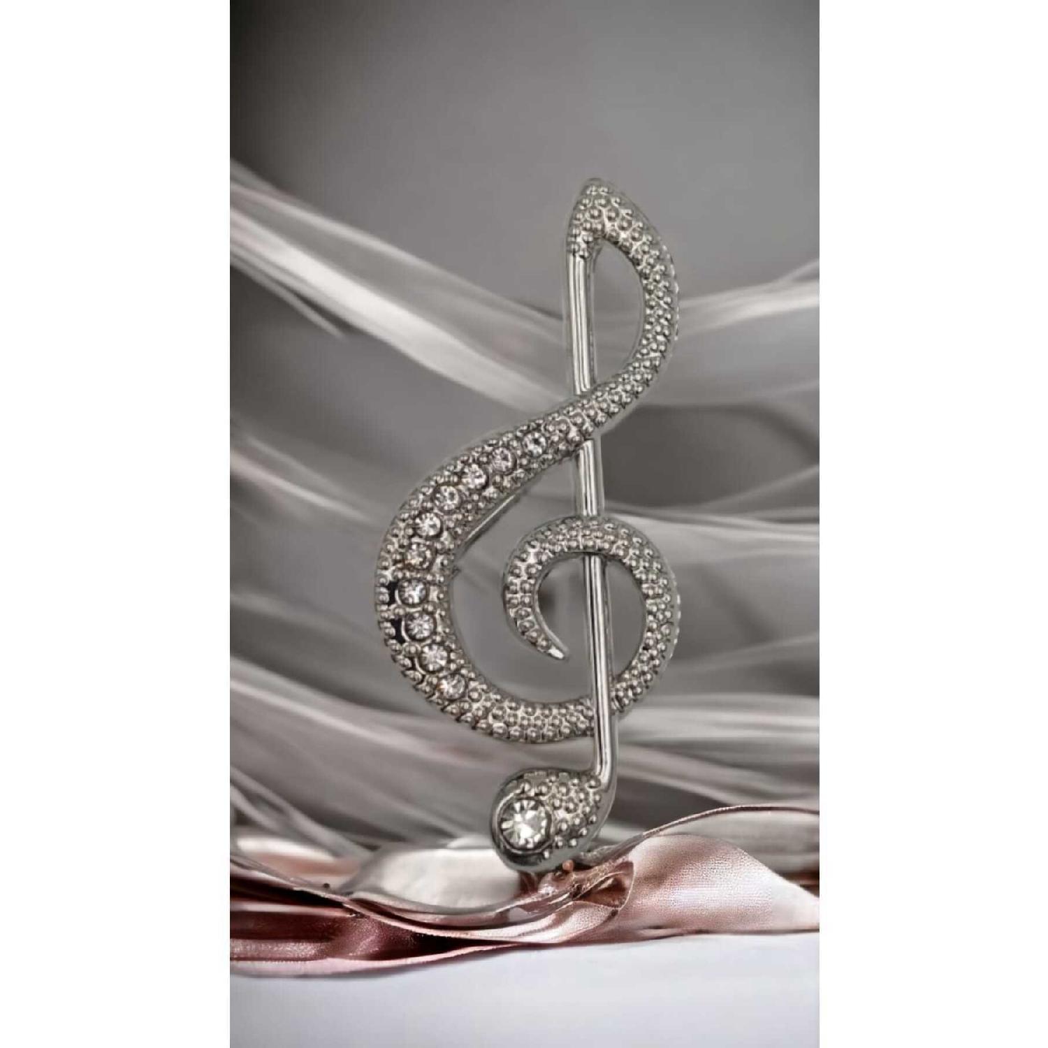 

Посеребренная брошь-ключ с вышивкой камнем влево B-556