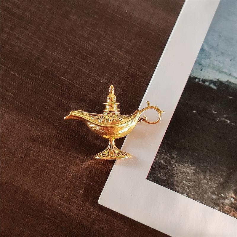 

Vintage Aladdin Magic Lamp Genie Brooches Exotic Enamel Lapel Pin for Women Men Clothing Decor Fashion Jewelry Gift Accessories золотой