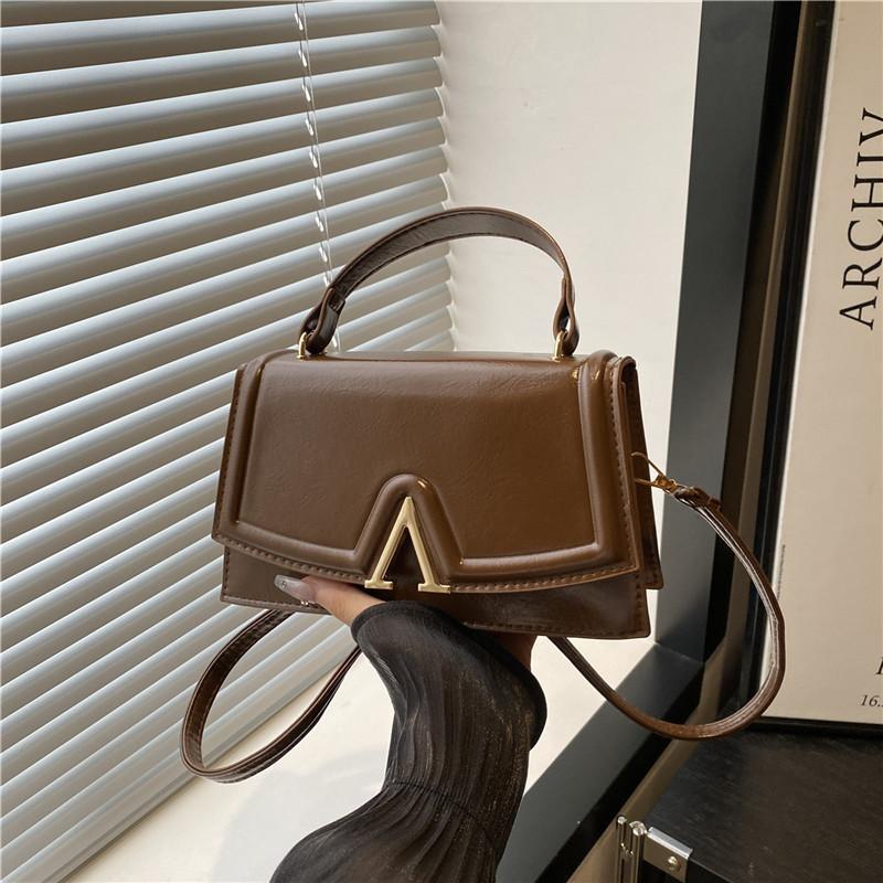 

Корейская версия нишевая сумка 2025 новая текстура иностранная повседневная портативная женская сумка трендовая мода плечевая сумка-мессенджер