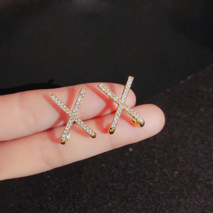 Frische Diamantbesetzte Buchstabe X Stecker-Ohrringe Trendige Einfache Temperamentvolle High-End-Ohrringe Leichte Luxus-Ohrringe