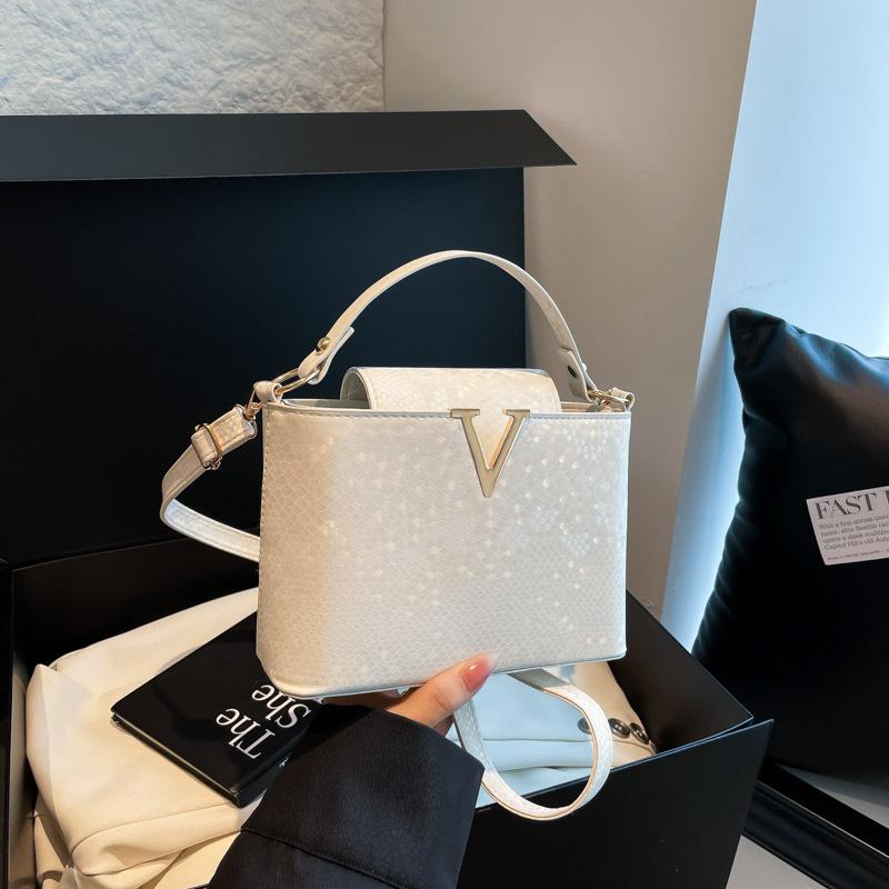 

Oblique span handbag women s autumn new fashionable snakeskin pattern bucket bag high value work commute oblique белый