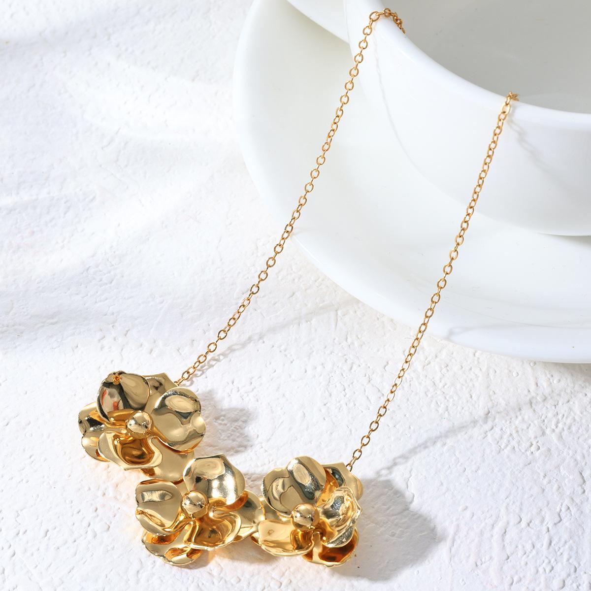 Бижутерия темперамент преувеличенное золотое цветочное ожерелье серьги универсальный высококачественный набор бижутерии