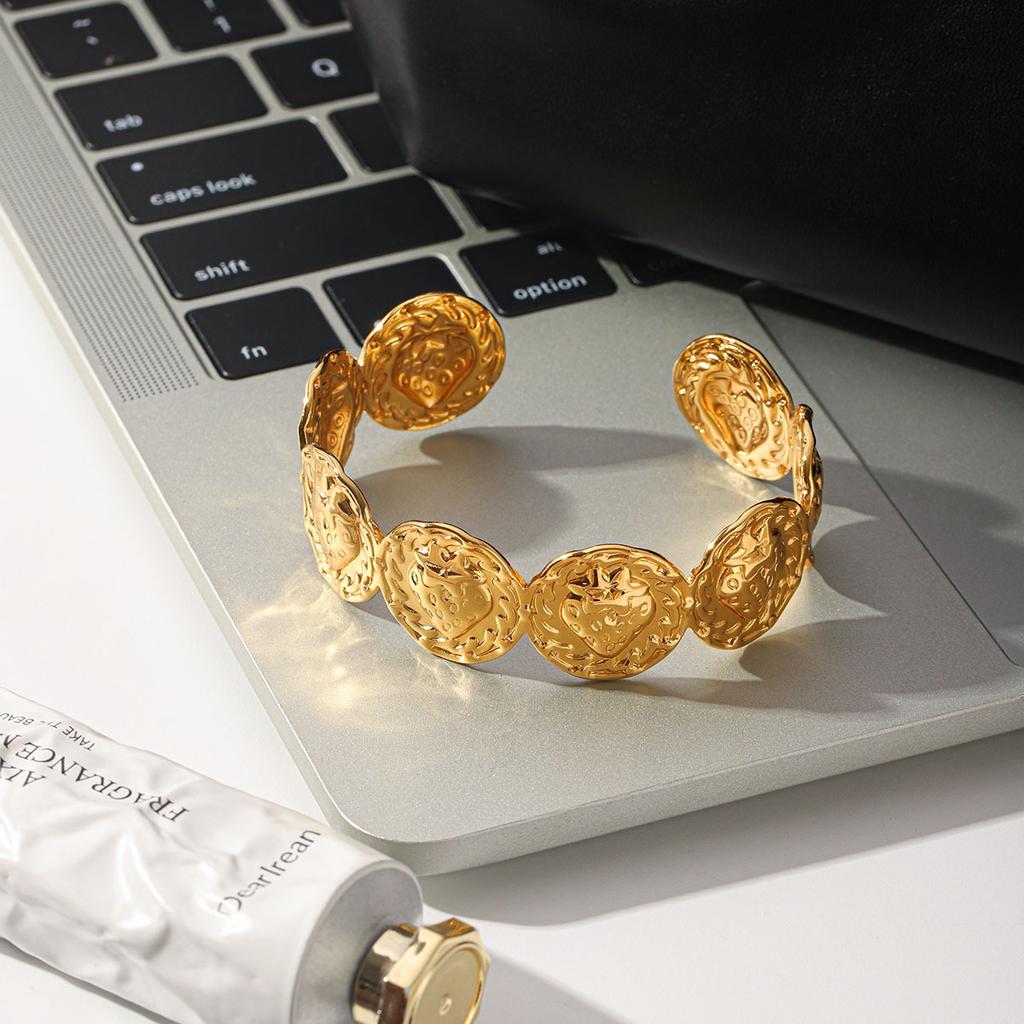 Bracelet tendance au design polyvalent, bracelet rond fraise en acier inoxydable plaqué or 18 carats, best-seller transfrontalier