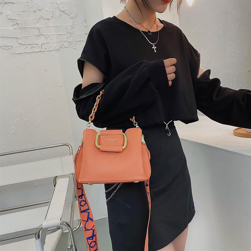 Fashion women's bag 2025 textured messenger bag women's autumn new ins small square bag hand bag commuter bag bucket bag