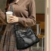 Weiche graue gewebte Leder-Hobo-Tasche mit mehreren Reißverschlusstaschen und verstellbarem breitem Riemen Vielseitige Schulter-Crossbody-Tasche für Damen
