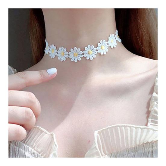 Embroidered Flower Choker Women Vintage Boho Floral Necklace Adjustable Daisy Rose Embroidery Choker for Dating Party Holiday