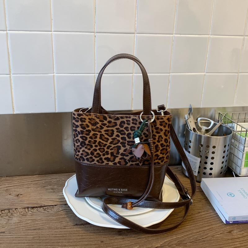 

Осенне-зимняя комбинированная сумка-ведро 2025 новая женская ретро нишевая замшевая сумка на плечо корейская нишевая сумка-мессенджер в иностранном стиле No pendant цветной печати леопарда