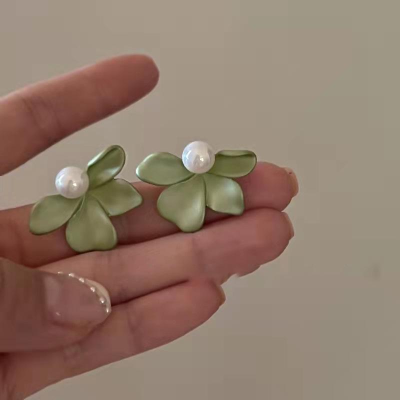 Spring/Summer Pearl Studs: High-End 925 Silver Cute Earrings for Women