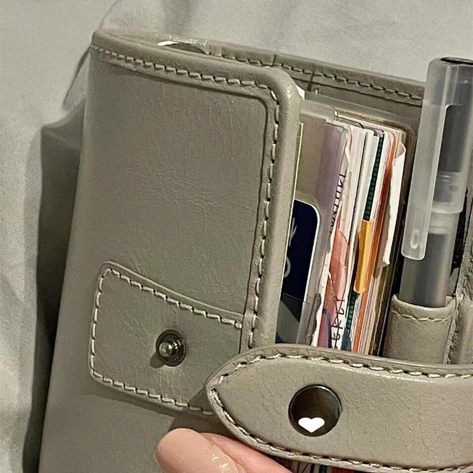 Hnědý kožený diářový kroužkový pořadač s vyjímatelným zápisníkem a kapesním deníkem