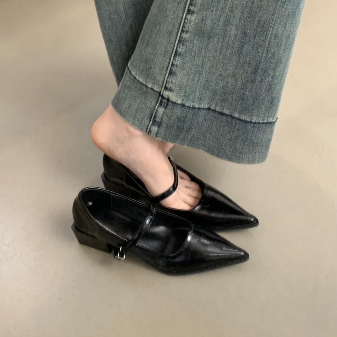 

Темпераментные остроносые туфли-лодочки женские новые весенне-осенние с ремешком на подъеме, с мелким вырезом, Мэри Джейн, из маленькой кожи 40 чёрный