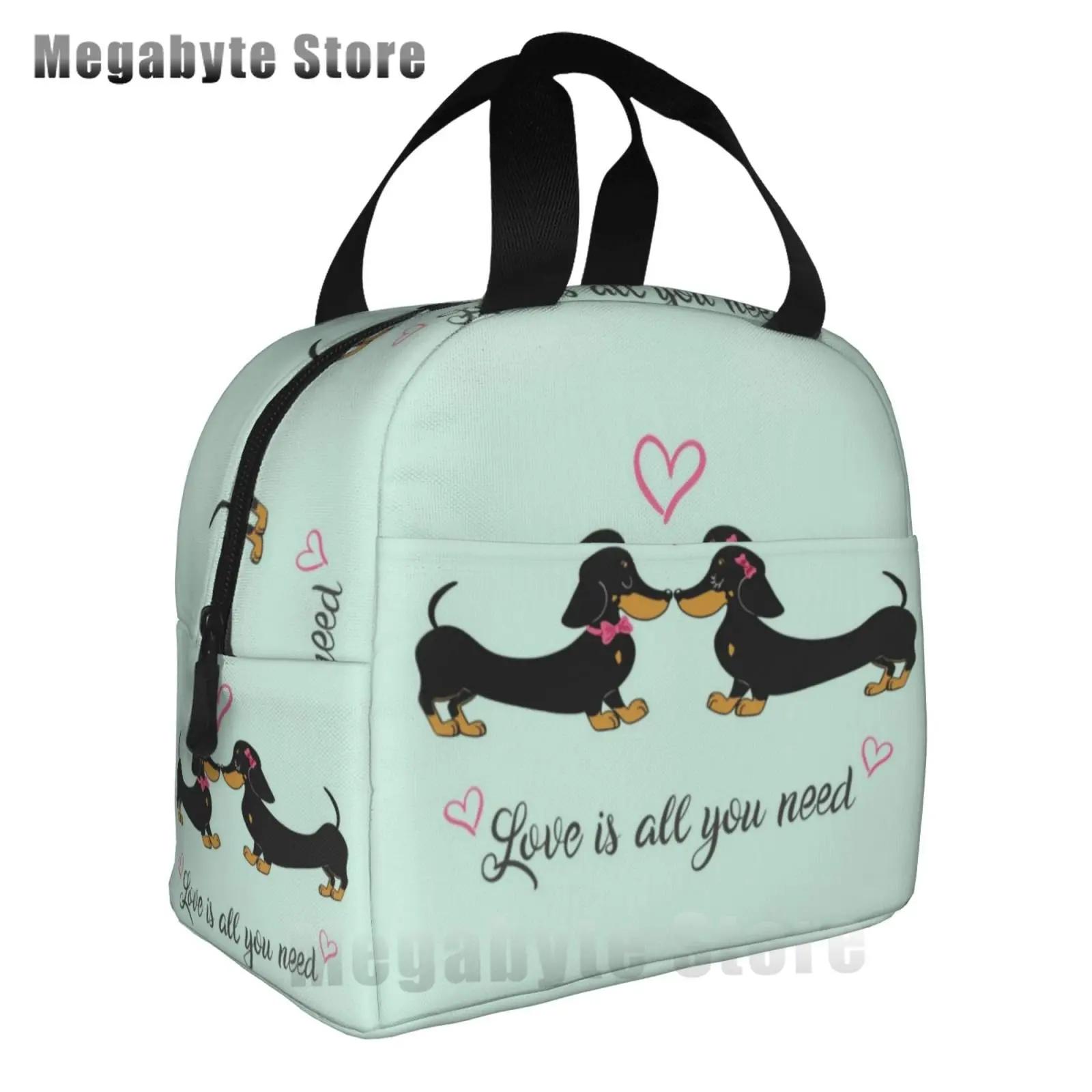 

Такса, колбаса, собаки, розовый цветочный принт, многоразовая изолированная сумка для обеда, охлаждающая сумка-контейнер с передним карманом для женщин и мужчин 22x20x13CM