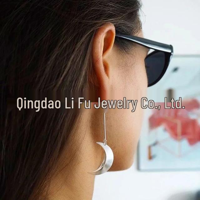 

Trendy Minimalist Crescent Earrings: Influencer-Inspired Cool Style Ear Hooks for Women