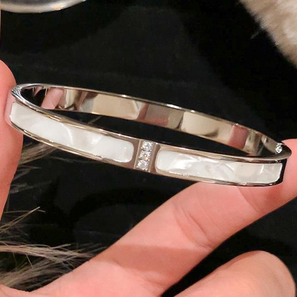 Modne Bransoletki ze Stali Nierdzewnej i Złota 18K - Wytrzymałe, Odporne na Ścieranie Bangles w Stylu Europejskim i Amerykańskim