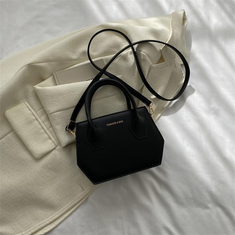 Fashionable Women s Shoulder Bag Small Square Design With Zipper And Phone Pocket чёрный