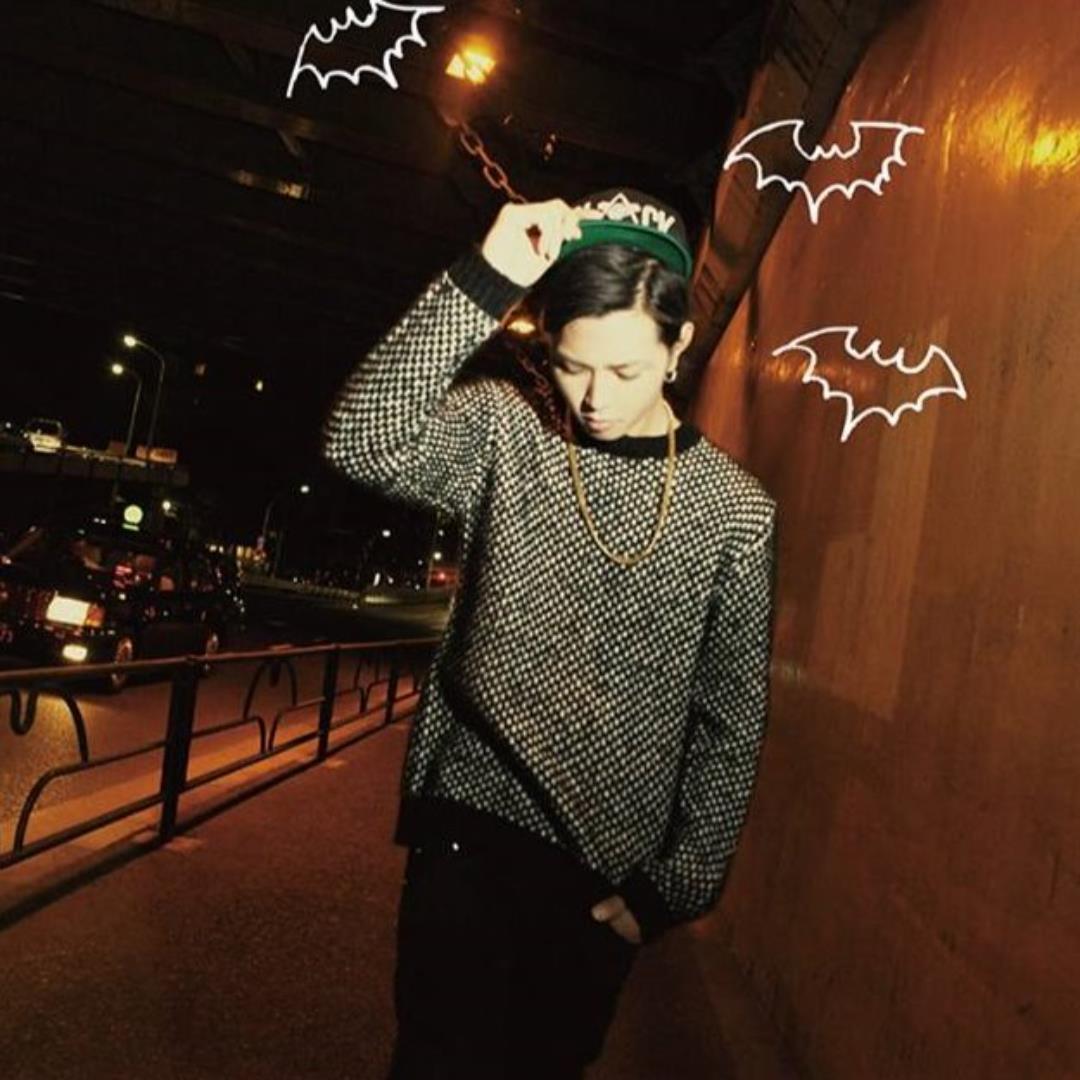 

[USED] Legend/Sweater for Y2K, Achieve, Host, and K-Pop Fans