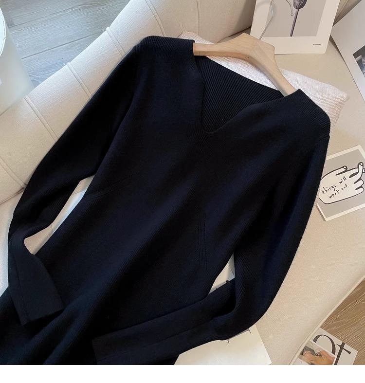 Damen High-End Strickkleid mit V-Ausschnitt und figurschmeichelndem Midilängen-Design für Herbst/Winter.